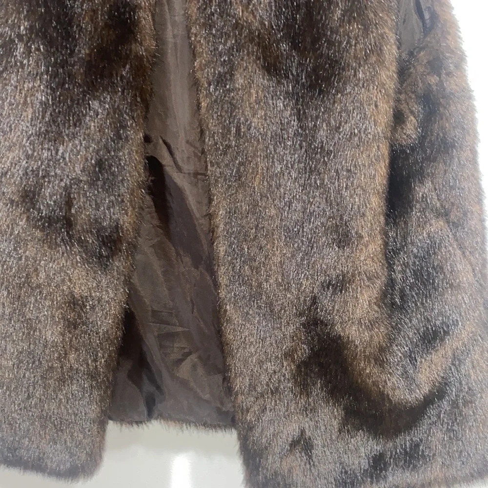 Women’s fur vest size medium - Picture 2 of 4